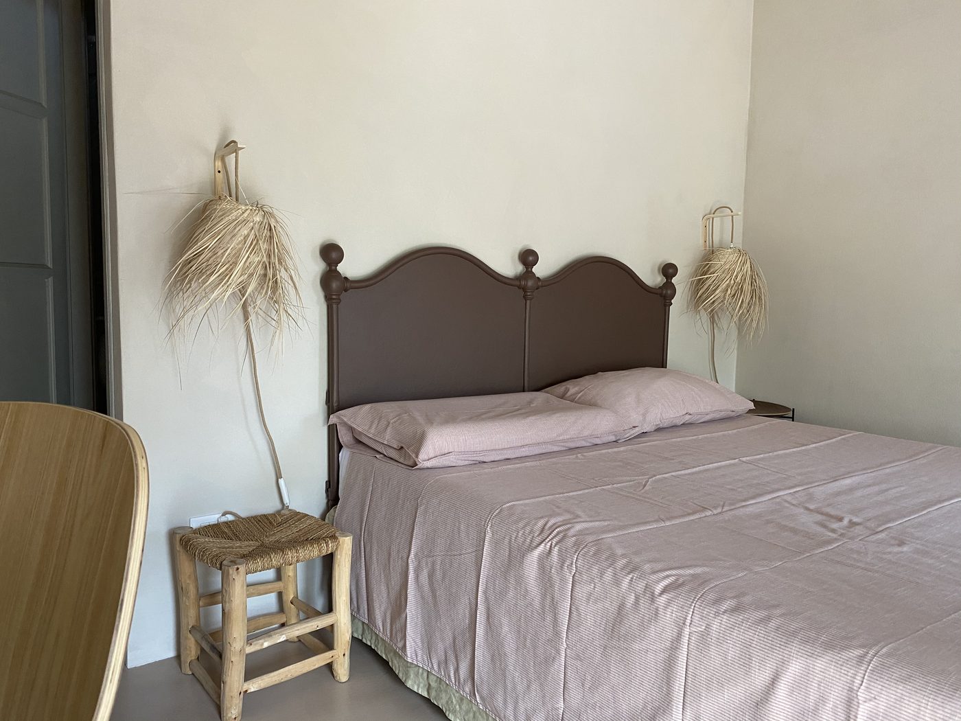 Double bedroom at Ca' Remurin, Verezzi, with reed cannicciato ceiling and closet nook