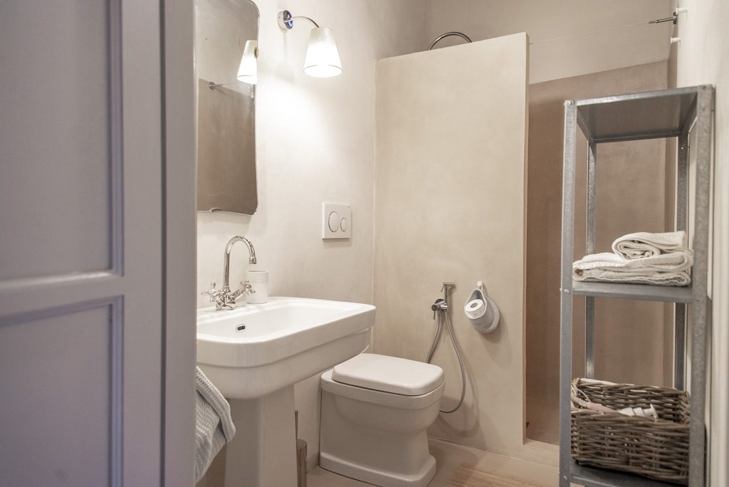 En-suite bathroom at Ca' Remurin, Verezzi, with sink, toilet and bidet shower