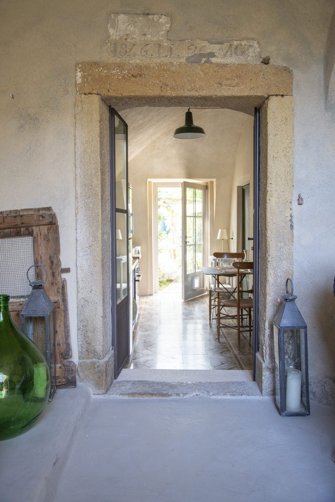 Stone archway entrance to the kitchen at Ca' Remurin, Verezzi, Liguria
